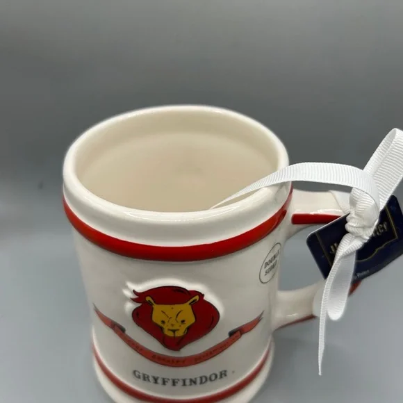 Rae Dunn Harry Potter Gryffindor Mug With Crest  BRAND NEW DESIGN - Picture 2 of 3